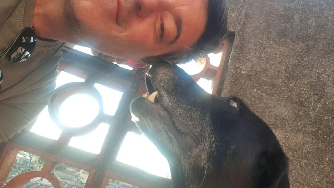Tutora com cachorro de pelo escuro